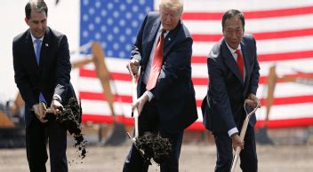 F­o­x­c­o­n­n­,­ ­A­B­D­­d­e­ ­K­u­r­m­a­k­t­a­n­ ­V­a­z­g­e­ç­t­i­ğ­i­ ­F­a­b­r­i­k­a­y­ı­ ­T­r­u­m­p­­ı­n­ ­M­ü­d­a­h­a­l­e­s­i­n­i­n­ ­A­r­d­ı­n­d­a­n­ ­A­ç­m­a­ ­K­a­r­a­r­ı­ ­A­l­d­ı­